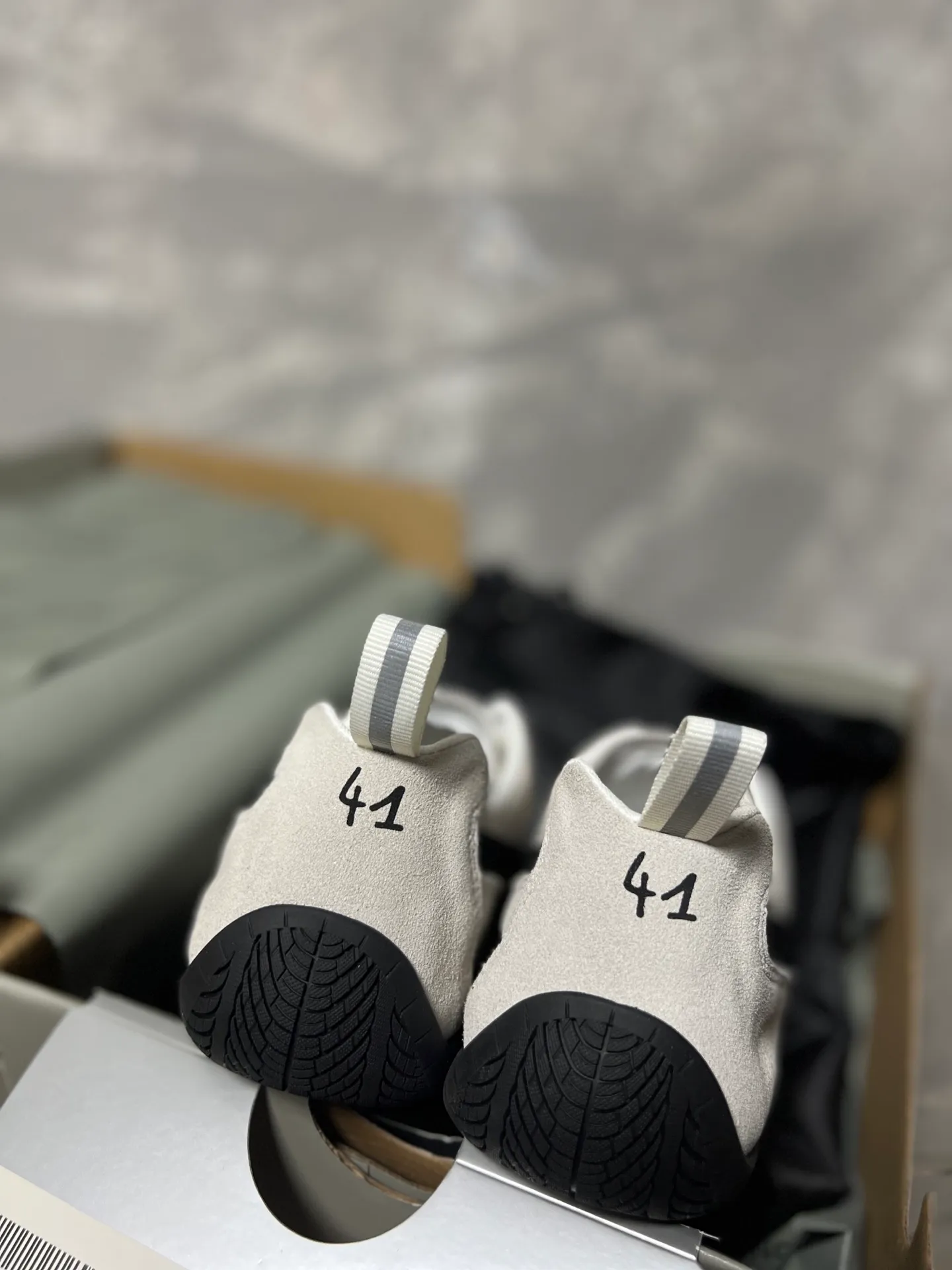 👟👟Ex-factory price 480👟👟 PUMA co-branded Balenciaga: Who knows! This pair of distressed and war-damaged Speedcats are so good-looking. The thin-soled sneakers have been upgraded to 2.0, which destroys the aesthetics of the street. More than half of the classic PUMA stripes on the side of the shoes have been "violently torn". The distressed treatment has a sense of ruined art, and it becomes the focus of the street in seconds! Hot stamping double logo + gold foil size mark on the heel, the details give a high-end feel Code number: 35-44 (45 customized)